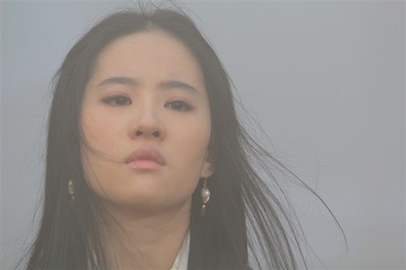 巴黎红裙杀疯了！外媒直接喊她木兰，刘亦菲这波赢麻了